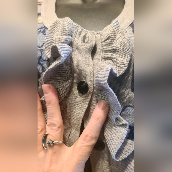 Parfait leopard & floral print gray ruffle & button front sweater szM - Picture 4 of 7